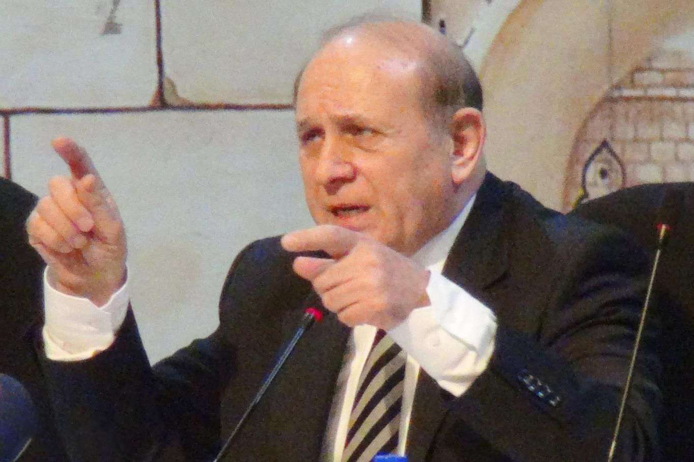 Burhan Kuzu Covid-19 nedeniyle hayatını kaybetti